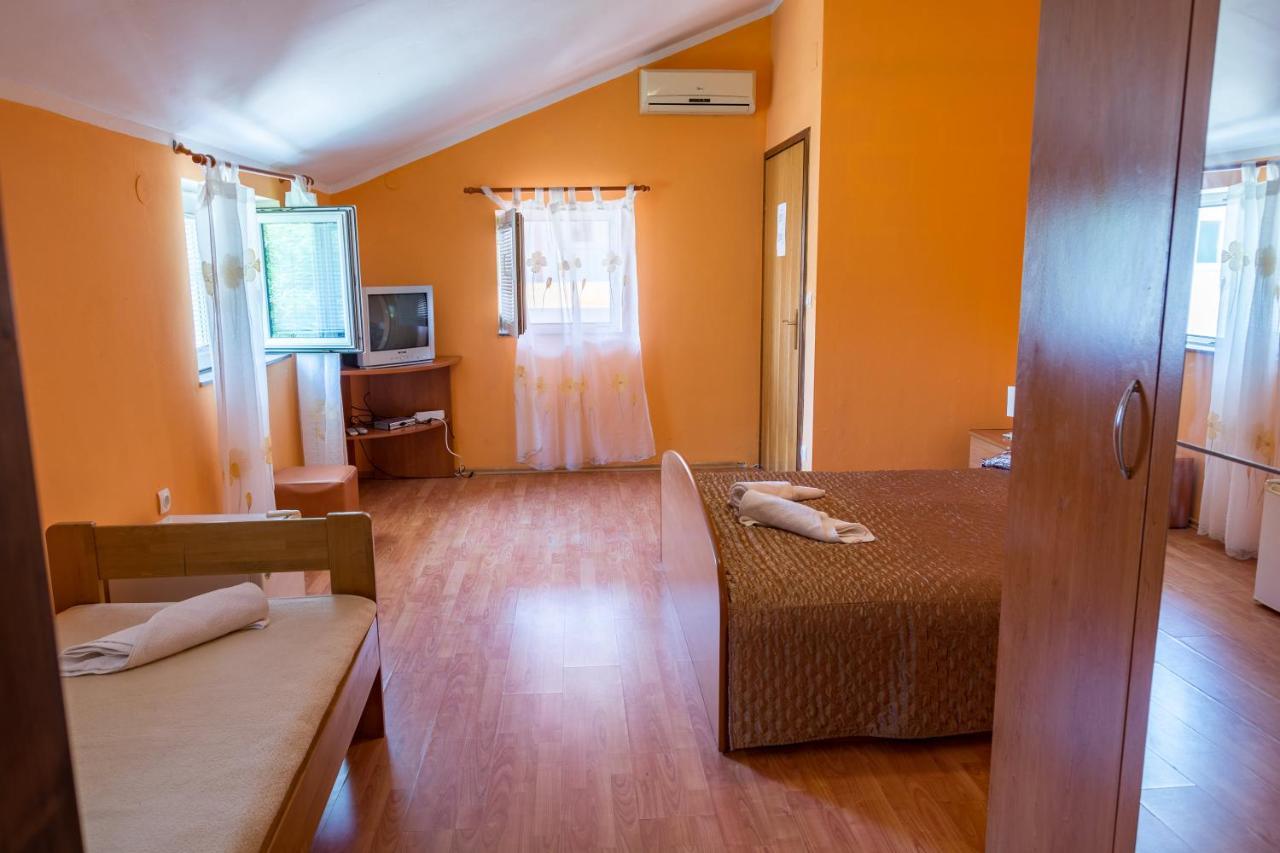 Pag Marina Rooms & Apartment Eksteriør bilde